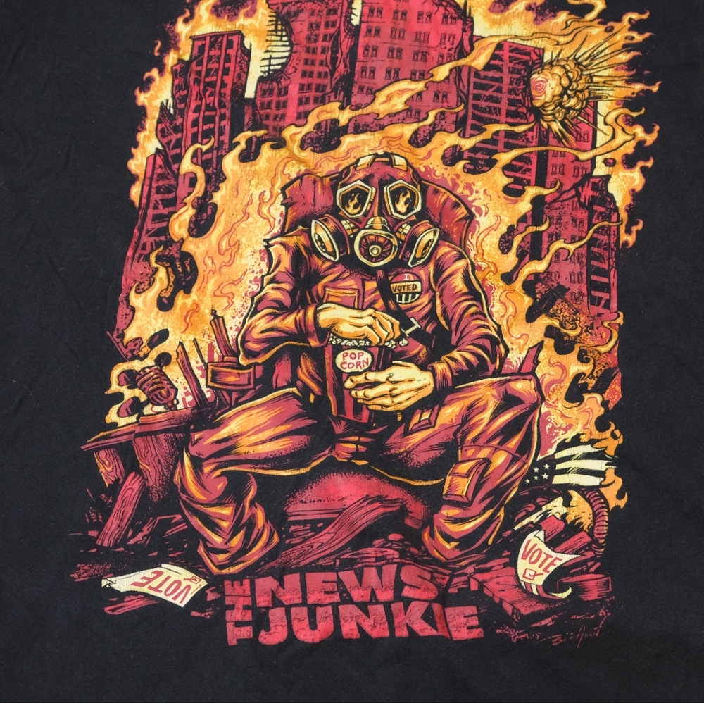 The News Junkie / Brian Allen  Graphic T-Shirt Gas Mask Urban Design Size Large